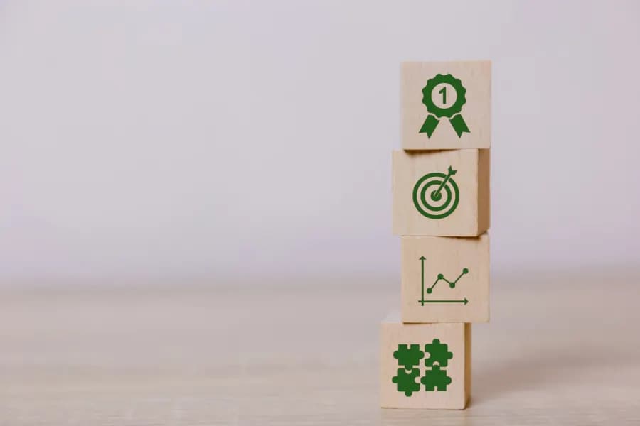 Blocos representando referência, metas, crescimento e colaboração